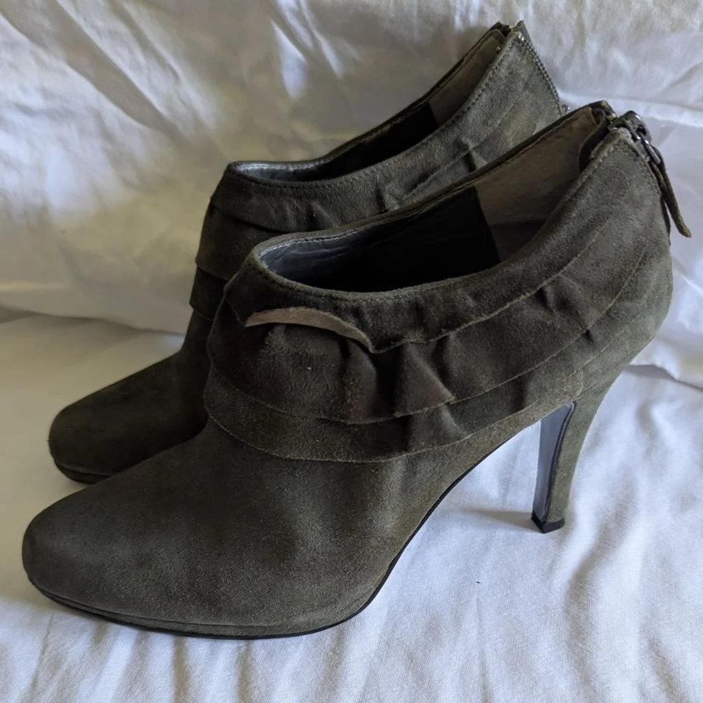 Tahari Taupe Suede Ruffle Booties Women's Sz 8.5 Whimsigoth Retro Avant‎ Garde